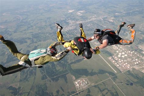 sans skydiving|Her last jump of the day: Skydiving teacher, student。